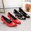 Kledingschoenen Stiletto Heels Vrouwen Schoenen Four Seasons Single Retro geborduurde moeder buitenlandse stijl puntige mode