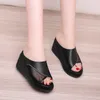 Hausschuhe Frauen tragen Sandalen und draußen im Jahr 2023 Sommermode Joker Plateauschuhe Keile