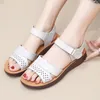 Sandalen vrouwen 2023 mode buiten wiggen open teen schoenen zomer flat non-slip zacht bodem oudere strand casual