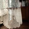 カーテンエレガントロマンスクリームホワイト刺繍チュールヨーロッパアメリカンスリーリビングルームの装飾用の高品質のボイル窓カーテン