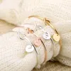 Bangle Fashion Simple Twist Cuff Open Knot Bangles Disc Initial Letter Charm Armband för kvinnor Rose Gold Color Banglesbangle Kent22