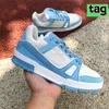 Дизайнерская обувь Logo Embossed Trainer Sneaker небесно-голубой черный красный джинсовый тройной белый серый розовый мужские повседневные кроссовки низкая роскошь модные женские кроссовки EUR 36-45