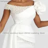 Abiti da festa Guaina / colonna Abito da sposa corto con spalle scoperte Perle Abito da sposa di lusso per la sposa Abiti da sposa drappeggiati bianchi di lunghezza del tè T230502