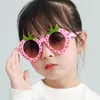 Solglasögon för barn barn söt pojke tjej jordgubbform plasiska solglasögon födelsedagsfest föremål fotografi visa dekor rosa brun svart färg