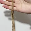 チェーン女性のためのシンプルな小さなネックレス。