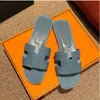 2023 Designer Slippers Klassieke Platte Slides Mode Dames Sandalen Mode Lederen Glijbaan Zomer Strand Sandaal Rood Geel Cartoon Slipper Met rh010172