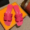 2023 Designer Slippers Klassieke Platte Slides Mode Dames Sandalen Mode Lederen Glijbaan Zomer Strand Sandaal Rood Geel Cartoon Slipper Met rh010172