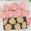 Bakning formar 8st julkakor Cutters Mold 3D Cartoon Biscuits Mold Diy Plastic Pressing Model Cake Decorating Tool Accessories