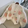 Femmes Tricots Sweet Ins V-Neck Rétro À La Main Épais Tricoté Cardigan Au Crochet 3D Fraise Crochet Chandail Manteau Tricots Lanterne Manches