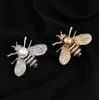 Broche clásico delicado de serie de diseño de marca famosa, broches de abeja pequeña para mujer, broche de alfiler de diamantes de imitación de cristal, regalos de joyería para niña