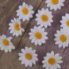 Dekoratif Çiçekler 100 PCS Çelenk Ayçiçeği Gelin Tutma Çiçek Afrika Dekor İpek Broş Kek Dekorasyon Toplu Daisy