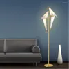 Lâmpadas de piso pós -moderno Sala de estar criativa simples de estudo Personalidade Nórdica Designer de Arte Nórdica Mil Papel Cranes Birds Lamp
