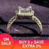 Bröllopsringar Fashion Cushion Cut Zirconia Gold Color Engagement för kvinnor Partihandel Jycken Finger julklapp R820-GOLD