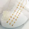 女性チェーンブレスレットデザイナーエレガントなゴールドとシルバーブレスレットファッションダイヤモンドレターペンダントクローバー結婚式の特別なデザインジュエリー