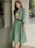 Zweiteiliges Kleid Damen Zweiteiliges Set Koreanischer Chic Französisches Temperament V-Ausschnitt Perlenknopf Puffärmel Kurze Jacke Hohe Taille Swingrock Anzüge 230503