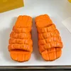 Vrouwen Zomer Cloud Slides Slippers Lady Mens Fashion Strand casual slippers Oranje rubberen dia's thuis Slippers sandaal met reliëfmotieven lichte rubberen zool