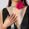 Collana lunga a catena in maglia di alluminio con sciarpa lunga per donna Gioielli esagerati con collo girocollo regolabile con grande fiore rosa