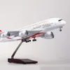 Flygplan Modle 1/160 Skala 45,5 cm Airplane Model 380 A380 UAE Flygbolag Flygplan Toy With Light Wheel Landing Gears Diecast Plastic Harts Toy 230503