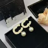 Klasyczny C Earing Projektant Moda CCITY STUDOWANIE FORING FOR LADY Kobiet Party Biżuteria Pearl Złote Kolczyki Weselne zaręczyny Kobieta Prezent Y64