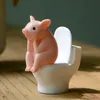장식용 물체 인형 인형 화장실 동물 돼지 돼지에 앉아있는 귀여운 돼지 PVC 모델 액션 피겨 미니 카와이 장난감 어린이 선물 홈 장식 230503