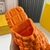 Diapositivas de la nube Diapositivas naranjas Zapatillas de banda ancha Sandalias para hombre Damas Mulas antideslizantes Logotipo hecho en relieve Zapatillas de diseñador Moda Pareja Carta Zapatillas de interior