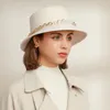 Stingy Brim Hats Pearl Fedoras avec chapeau de jazz à dessus plat femmes feutre pour dame chaîne Fedora rouge