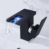 Badrumsfläckkranar lyxiga led svarta bassängen kranar hög och kort kran med ett enda handtag kallt vattenflöde producerar elektricitet