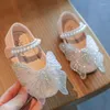 Sapatos planos crianças meninas meninas sapatos de couro de couro para festas de casamento de renda com borboleta strass scant de pérolas de pérolas