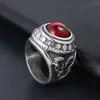 Bröllopsringar Europeisk stil Satan Skeleton Fårhuvudring med röd färg Agate Stone Trendy Creative rostfritt stål Fingersmycken 2023