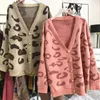 Kobiety Jesienne Zimowe dzianiny Swetry Modne kobiety swobodne lampart w szyku V-Neck Single Bed-Bedeed Lose Lose Cardigans Coat