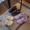 Tênis de sapatos infantis ao ar livre atléticos 2023 Meninas de verão Mesh Sapatos esportivos respiráveis ​​Anti Slip Soft Solas Sapatos casuais para meninos AA230503
