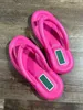 nieuwste slippers Designer Dames slippers dames rubber dikke zool modestijl geschikt voor verschillende plaatsen of buiten 0420