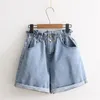 Kvinnors shorts sommaren hög midja denim shorts kvinnor avslappnade löst damer mode rulla upp hem elastisk midja ficka blå vit jeans kvinnlig 230504