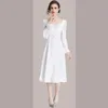 Abiti casual 2023 Primavera Runway Manica svasata Dolce abito bianco Donna Colletto quadrato Bottoni di perle Giù Split Solido Elegante Midi