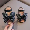 Sandalias Sandalias de verano de niñas Big Bowtie PU Leather 21-30 Sweet Children Sliders encantadores Tres colores Flishs Flexable Linds Flats 230503