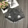 Kvinnors shorts Hög midja Tassel Broken Denim Shorts Kvinnliga sommarkoreansk version Rå kant Bred ben Löst plus storlek Jean Shorts Women 230503