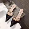 Тапочки Женщины заклепки обуви летние мулы высокие каблуки сандалии заостренные пальцы на свежем воздухе на улице Talon Femme 230503