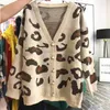 Kobiety Jesienne Zimowe dzianiny Swetry Modne kobiety swobodne lampart w szyku V-Neck Single Bed-Bedeed Lose Lose Cardigans Coat