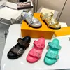 Chinelos de grife sandálias rasteiras Sapatos rasos de verão Sexy plataforma de couro real Sapatos de praia femininos Clássicos sem esforço elegantes 2 tiras com fivelas douradas ajustadas