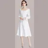 Abiti casual 2023 Primavera Runway Manica svasata Dolce abito bianco Donna Colletto quadrato Bottoni di perle Giù Split Solido Elegante Midi