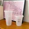 Tumblers Söt vattenflaska för kaffemjölkmjölkte Kawaii Plastkylkoppar med lock Portabel återanvändbar dricksflaska BPA gratis 230503