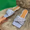Kvinnliga lyxiga tofflor Fashion Flat Heel Sandaler Cross Weave Comfort Open Toe Slippers Summer Casual Sandaler Kvinnliga skor