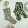 Calcetines de mujer verde medio tubo Ins Tide puro algodón primavera y otoño japonés Retro Floral moda personalidad medias