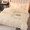 Sängkläder sätter nordisk stil ren bomull av high-end quilt cover säng kjol kudde uppsättning fast färg madrass hem