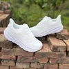 Hoka One Carbon X 3 Bondi 8 Scarpe da corsa Clifton 8 Sneakers da allenamento bianche Assorbimento degli urti autostrada Designer Donna Uomo Scarpe da ginnastica