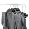 Czarne wytrzymałe z recyklingu plastikowe wieszaki na szarpnięcia w swetrze z wypolerowanymi metalowymi haczykami obrotowymi, 19 cali, 10 paczek