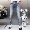Jeans da uomo di lusso con stampa di lettere complete Pantaloni in denim blu Primavera Estate Nuovo marchio di moda Slim Fit Pantaloni maschili di alta qualità 28-38