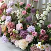 Dekorativa blommor förlängda rosen konstgjorda blommor arrangemang bröllop scen dekoration bakgrund vägg hängande gardiner bord boll