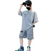 Kledingsets tienerjongens kleding sets zomer zwart grijze korte mouw t-shirtshorts 2 stks nieuwe coole kinderen casual stijl losse sport outfits 5-14 jaar 230505