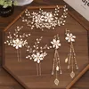 Clipes de cabelo 4 PCs Define pérolas de festas de casamento femininas pinos de pentes com brincos de clipes acessórios de flores de flor de cristal na faixa de cabelo